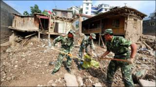 Tentara dan personel PMK dikerahkan untuk mencari dan menolong korban tanah longsor Gansu