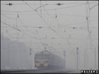 Trem sob neblina na cidade de Kustarevka , a 340 km de Moscou (Reuters, 09 de agosto)