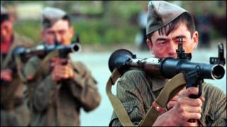 Киргизские военные на базе в Оше в 1999 году