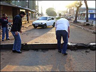 Concretos levantados entre Brasil e Paraguai. Foto: gentileza do jornal ABC Color