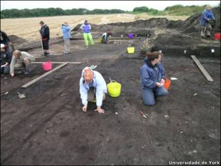 Escavações no sítio arqueológico de Star Carr (Foto: Universidade de York / Divulgação)