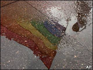 El reflejo de una bandera gay durante una protesta frente a la Corte Suprema de Costa Rica