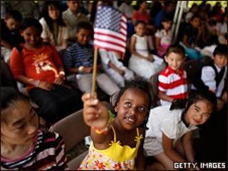 Niños en ceremonia de naturalización en Virginia