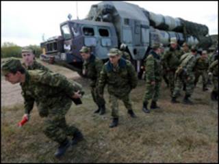 Российские солдаты у зенитного комплекса С-300