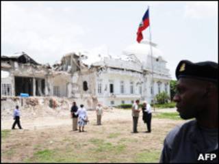 Palácio presidencial haitiano destruído durante o terremoto, em foto tirada seis meses depois