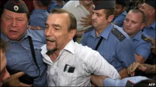 Милицейский кордон возле московской мэрии 12 августа 2010 г.Задержание правозащитника Льва Пономарева возле московской мэрии 12 августа 2010 г.