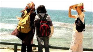 Palestinas em frente ao mar em Israel em passeio organizado pela israelense Daphne Banai