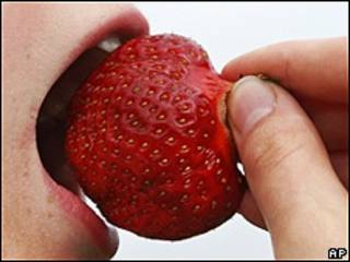 Mujer comiendo una fresa