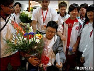 Cheuk Woon-yee a su salida del hospital en Caracas