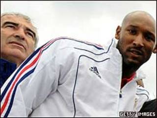 Anelka e Raymond Domenech (esquerda)