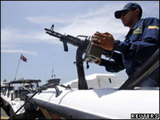 Foto de arquivo mostra militar colombiano guardando base de Cartagena (Reuters, 27 de agosto de 2009)