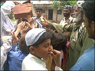 سیل پاکستان موجب بی خانمان شدن افراد شده است