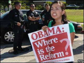 Ativista protesta por reforma imigratória em Los Angeles (AFP, 17 de agosto)