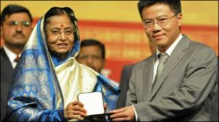Bà Pratibha Patil, Tổng thống Ấn Độ trao huy chương Fields cho Giáo sư Ngô Bảo Châu