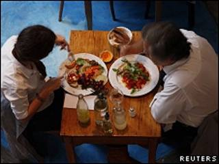 Pareja en restaurante vegetariano de Buenos Aires