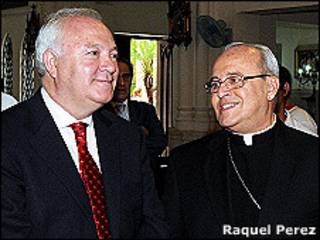 El canciller español, Miguel Ángel Moratinos, y el cardenal Jaime Ortega