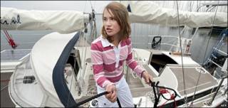 Laura Dekker al timón de su velero "Guppy"