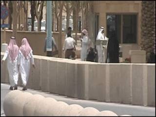 شباب في أحد الشوارع السعودية
