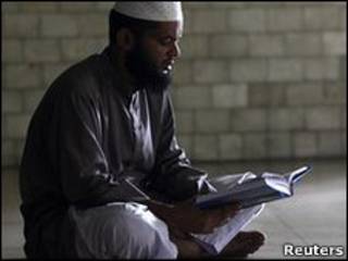 رجل من بنجلاديش يقرأ القرآن
