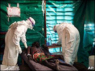 Wahudumu wanaomshughulikia mgonjwa wa Ebola