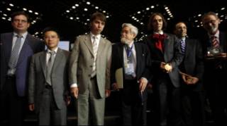 Elon Lindenstrauss, Hebrew University of Jerusalem, Ngô Bảo Châu, University of Paris-Sud, Stanislav Smirnov, University of Geneva, Louis Nirenberg, Courant Institute of Mathematical Sciences tại New York University, Cedric Villani, Institut Henri Poincare of Paris, Daniel Spielman, Yale University, và Yves Meyer, Ecole Normale Superieure de Cachan, Pháp, tại hội nghị quốc tế toán học (ICM) ở Hyderabad, Ấn Độ, hôm 19/8/2010-hình của AP