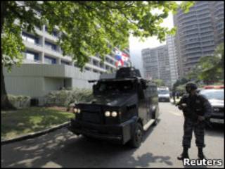 Blindado da polícia em frente ao Hotel Intercontinental, em São Conrado