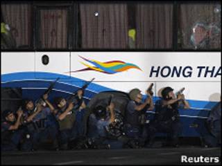 Policías filipinos rodean el autobús secuestrado.