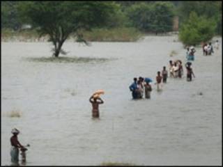 Wasu mutane da ambaliyar ruwa ta shafa a Pakistan