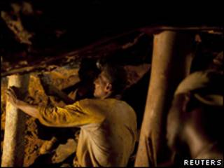 Mineros en una mina ilegal en El Callao, Venezuela, cerca del lugar del accidente.