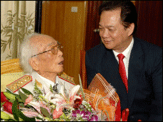 Thủ tướng Nguyễn Tấn Dũng thăm Tướng Giáp hồi tháng 9/2009