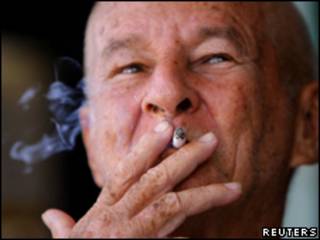 Cubano fumando un cigarrillo.