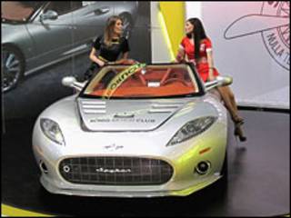 Две женщины рекламируют Spyker