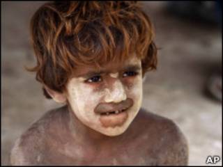 Niño afectado por las inundaciones en Pakistán