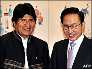 Los presidentes de Bolivia y Corea del Sur se saludan