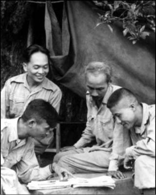 Tướng Võ Nguyên Giáp và Chủ tịch Hồ Chí Minh chuẩn bị cho một chiến dịch vào năm 1950.