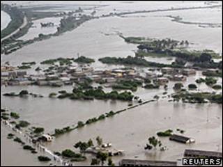 Vista aérea de Sujawal inundada, al sur de Pakistán