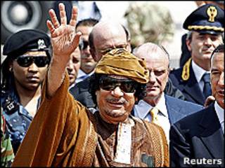 Muammar Gadafi saluda a su llegada a Italia