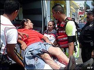 Ferido é colocado em ambulância depois de ataques em Reynosa