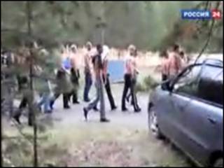 Группа молодых людей заходит на площадку фестиваля