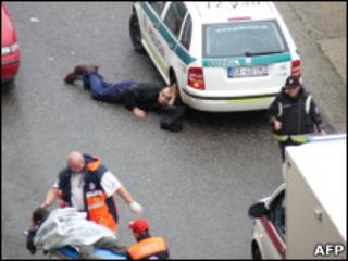 Paramédicos e policiais no local do tiroteio em Bratislava