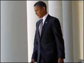 O presidente dos Estados Unidos, Barack Obama, caminha na Casa Branca pouco antes de coletiva nesta segunda-feira (AP, 30 de agosto)