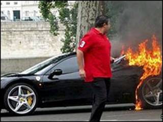 O dono desta Ferrari notou o fogo quando dirigia em Paris (foto: SWNS)