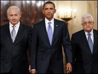 Shugaba Obama na Amurka tare da Shugaba Mahmoud Abbas (dama) da kuma Firayim Minista Benjamin Netanyahu (hagu)