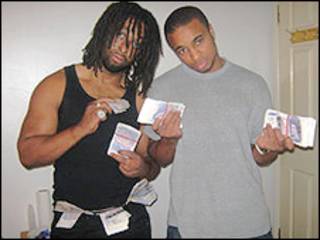 Yohan e Yamani Clarke exibem o produto do roubo em foto apreendida pela polícia (imagem: Polícia Metropolitana de Londres)