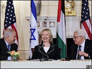 Hillary Clinton (centro), com Netanyahu (esq.) e Abbas (dir) em Washington