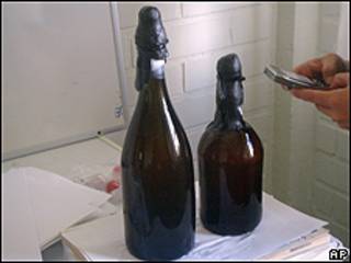 Dos botellas de "la cerveza más antigua del mundo"