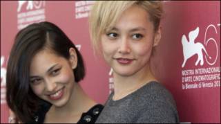 Hai diễn viên Kiko Mizuhara và Rinko Kikuchi tại Venice, Ý hôm 1/9/2010