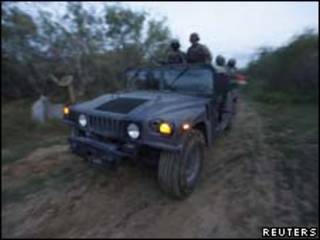 Militares mexicanos fazem patrulha próximo a rancho onde ocorreu conflito (Reuters, 2 de setembro)