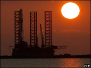 Plataforma petrolera. Foto de archivo.