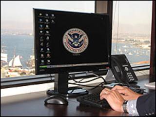 Edward Mafong escribe en su computadora